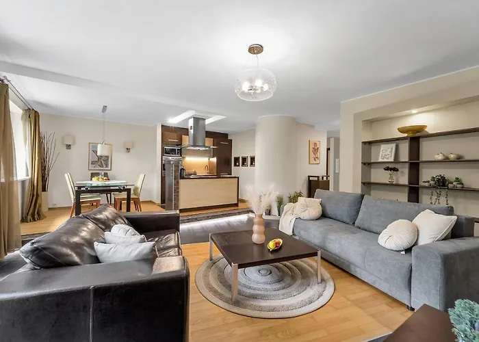 90m2 Prestige - Parking & Jacuzzi & Aircon By Rentujemy شقة وارسو