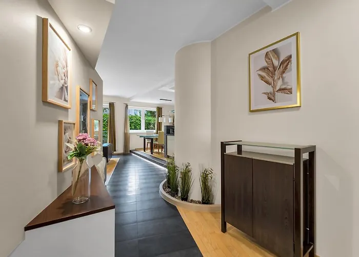 90m2 Prestige - Parking & Jacuzzi & Aircon By Rentujemy شقة