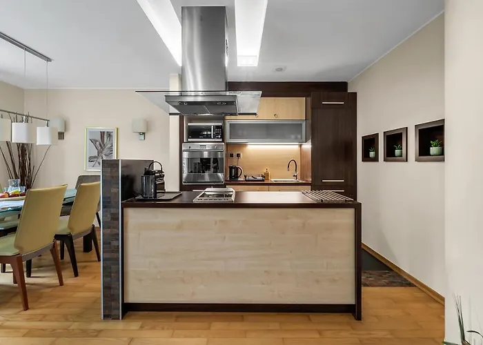 90m2 Prestige - Parking & Jacuzzi & Aircon By Rentujemy شقة وارسو