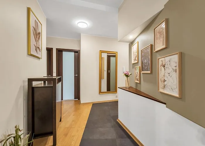 90m2 Prestige - Parking & Jacuzzi & Aircon By Rentujemy شقة