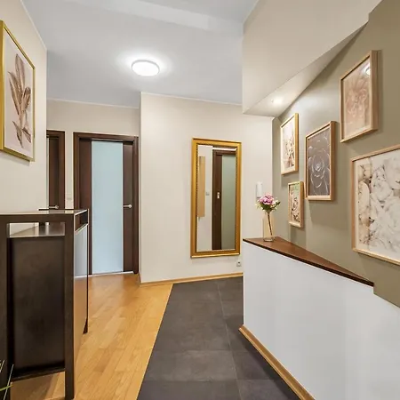 90m2 Prestige - Parking & Jacuzzi & Aircon By Rentujemy Apartment